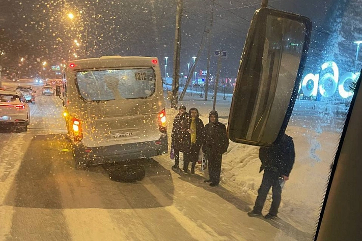 В Подмосковье у маршрутки с пассажирами на ходу отвалились колёса