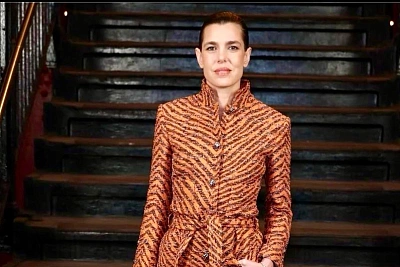 шарлотта казираги делает ставку на оранжевый в нью-йорке