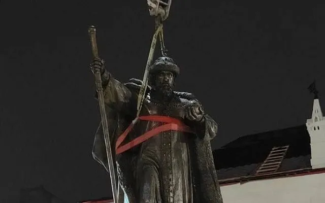 Девятиметровый памятник Ивану Грозному установлен в центре Вологды