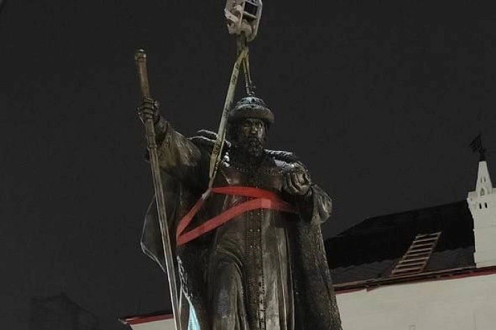 Девятиметровый памятник Ивану Грозному установлен в центре Вологды