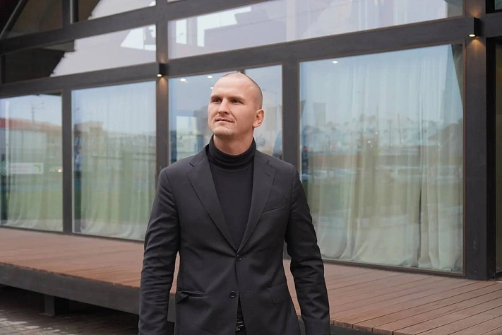 Суд взыскал 49 млн рублей с блогера Сергея Домогацкого