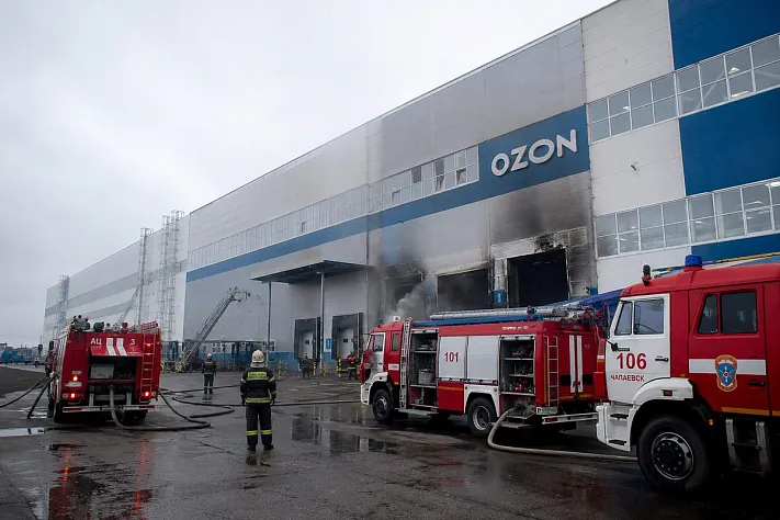 После атаки БПЛА загорелся склад Ozon в Чапаевске