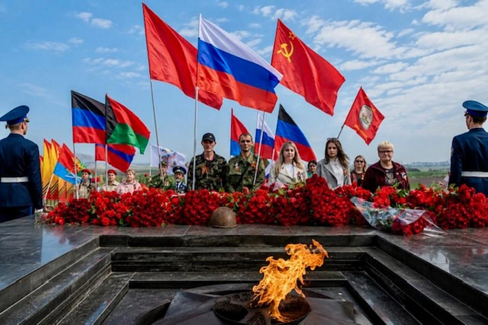 Россия отметила День Победы парадами и шествиями