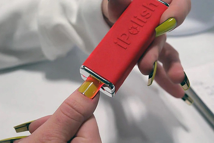 Компания iPolish представила накладные ногти с технологией смены цвета через смартфон