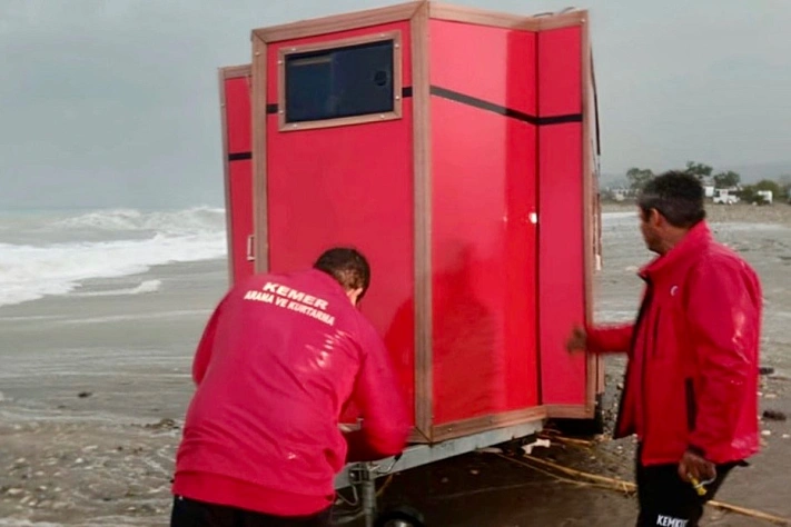 Туристы спасены после того, как автодом смыло в море в Анталье