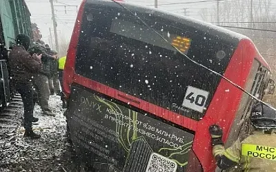 Грузовой поезд протаранил пассажирский автобус в Хабаровске