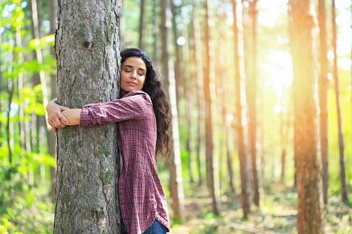 Как прикосновения к траве, деревьям и земле снижают стресс