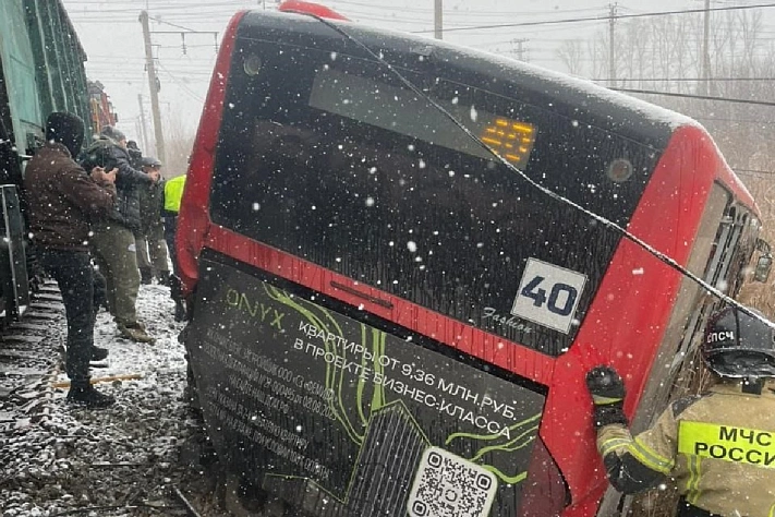 Грузовой поезд протаранил пассажирский автобус в Хабаровске