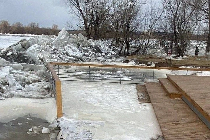 Река атаковала новую набережную в Ачинске