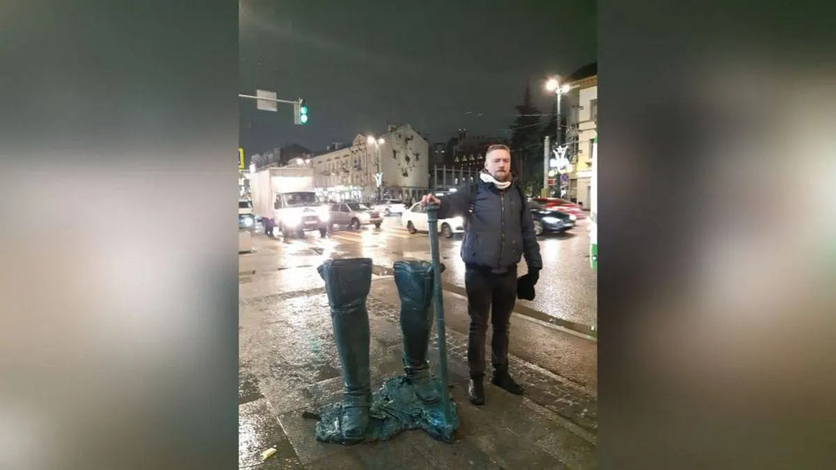 Они не совсем маленькие: в центре Воронежа установили арт-объект «Сапоги Петра»
