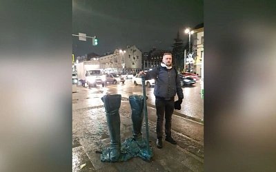 Они не совсем маленькие: в центре Воронежа установили арт-объект «Сапоги Петра»