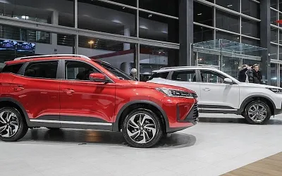 Петербургские автодилеры перечислили китайские бренды, которые не задержатся