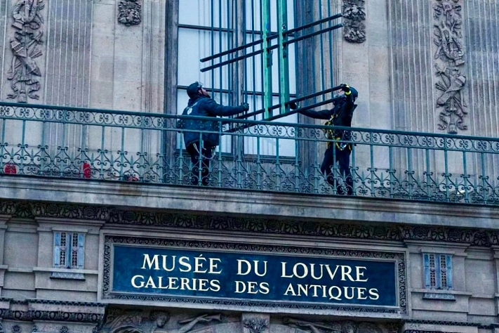 Лувр ставит решётки на окна после ограбления