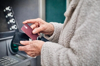 мошенники обещают «списать долги через мфц» и крадут доступ