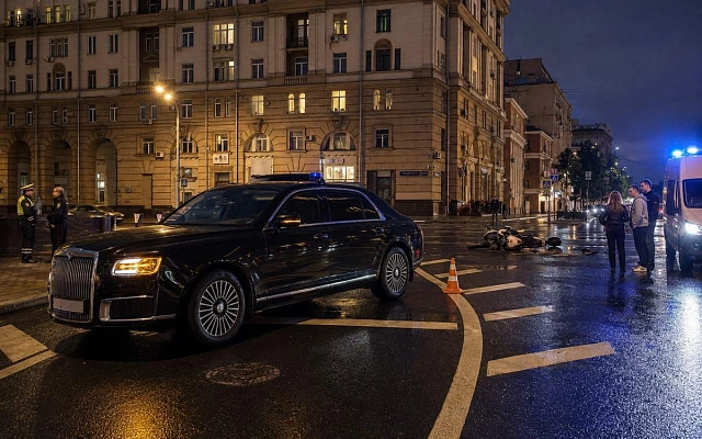 Aurus, связанный с ЛДПР, попал в ДТП с мотоциклом