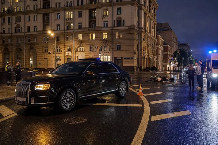 Aurus, связанный с ЛДПР, попал в ДТП с мотоциклом