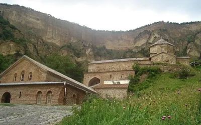Старинный монастырь в Грузии завалило камнями