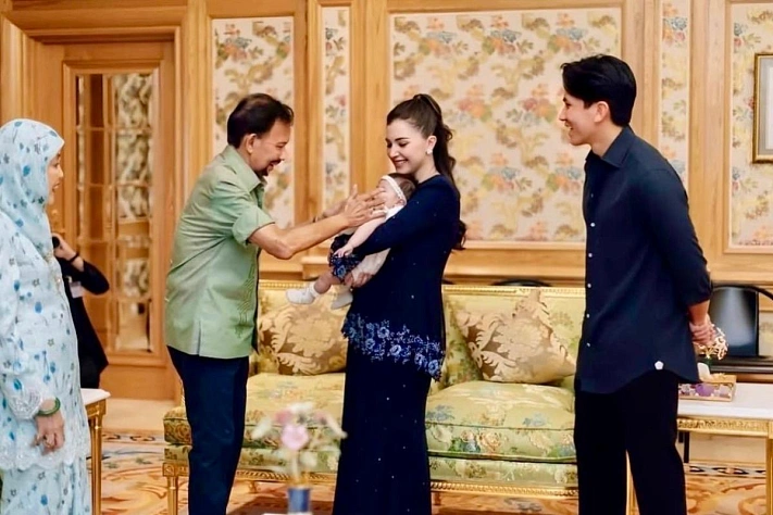 В семье Брунея показали новорождённую принцессу Захру