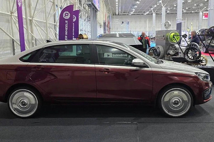 На московской выставке представили Lada Aura в стилистике Mercedes-Maybach