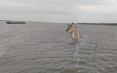 На Рыбинском водохранилище затонула баржа