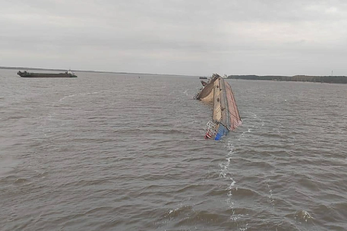 На Рыбинском водохранилище затонула баржа