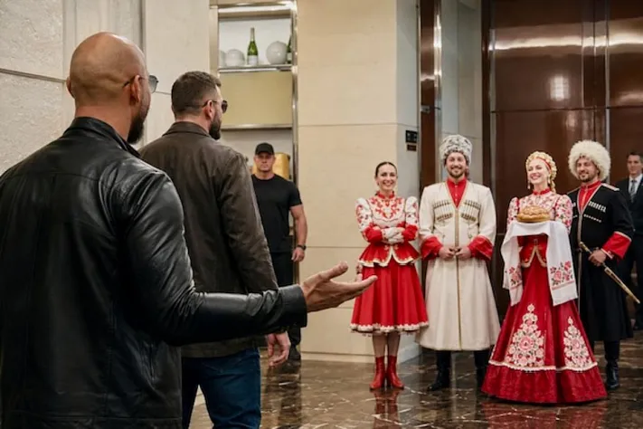 Тейтов встретили в Москве караваем и танцами