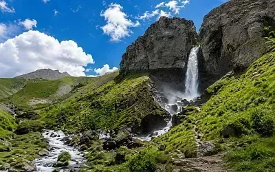 Туристка погибла после падения у водопада Султан
