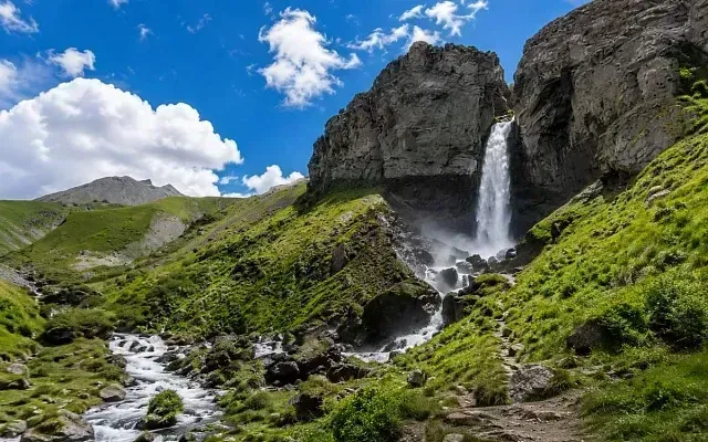 Туристка погибла после падения у водопада Султан