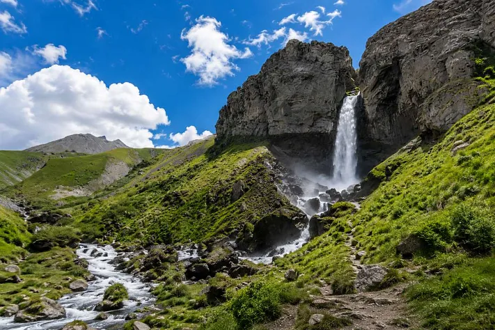 Туристка погибла после падения у водопада Султан