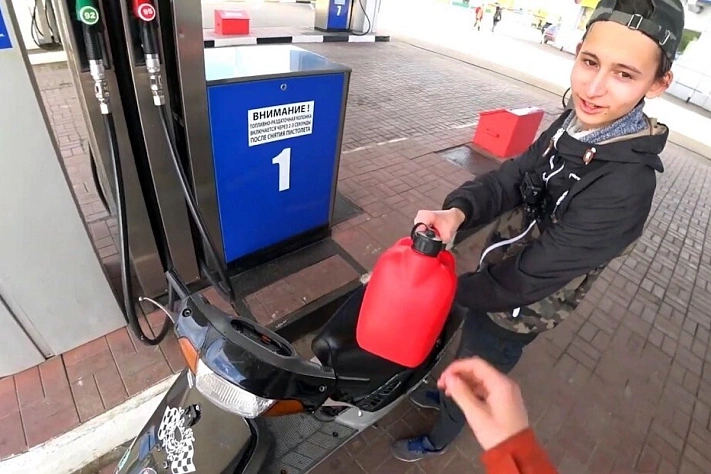 В пяти регионах России могут запретить продажу бензина детям