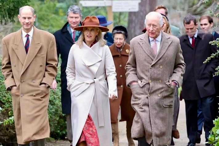 Король Карл III посетил службу в Сандрингеме с Питером Филлипсом и его невестой