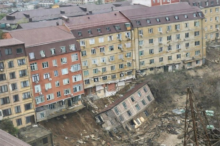 В Махачкале дом рухнул после нового потопа