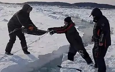На юге Сахалина льдина с 300 рыбаками дрейфует в Охотское море