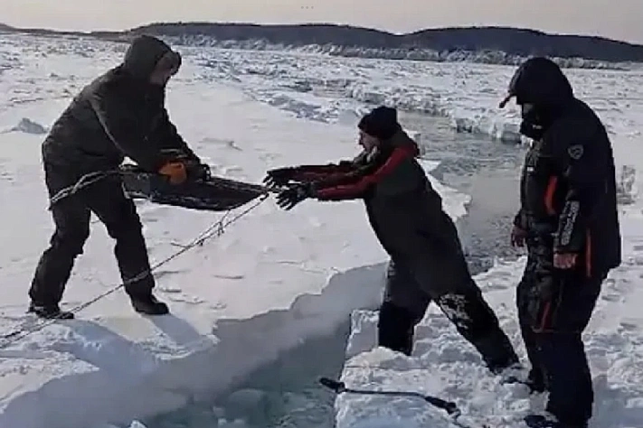 На юге Сахалина льдина с 300 рыбаками дрейфует в Охотское море