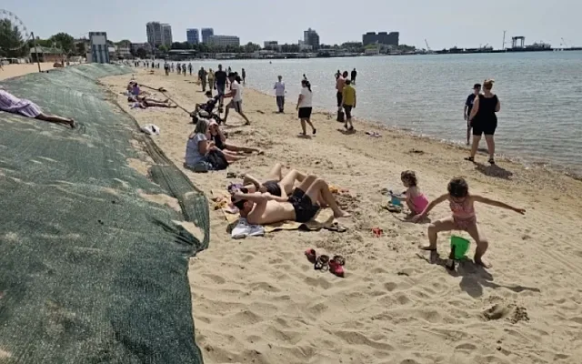 В Анапе патрули гоняют отдыхающих с загрязнённых пляжей