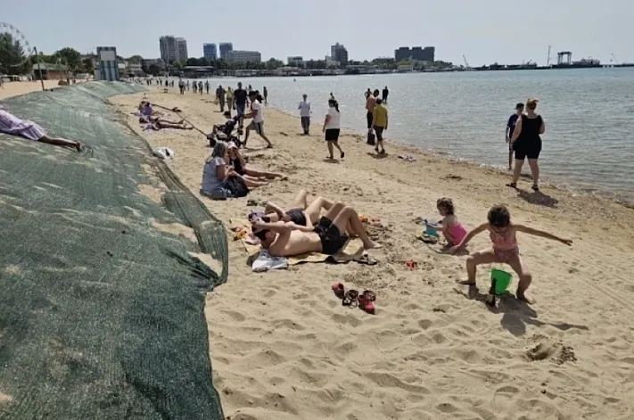 В Анапе патрули гоняют отдыхающих с загрязнённых пляжей
