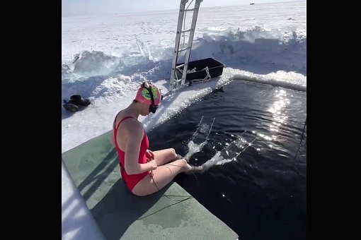 Российская спортсменка на 41 метр нырнула в ледяной Байкал без гидрокостюма