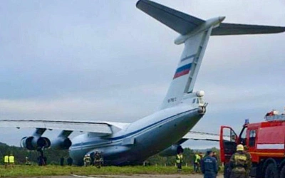 Ил‑76 аварийно сел в Черемшанке и выкатился за полосу