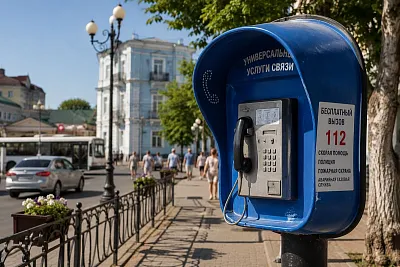 В Крыму возвращают уличные телефоны из-за сбоев связи