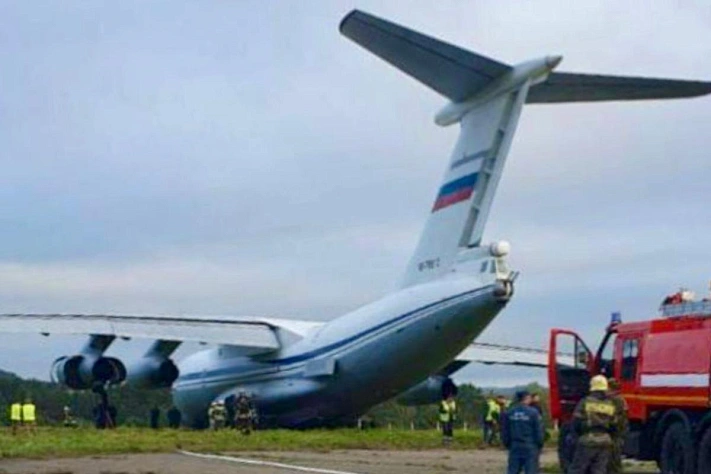 Ил‑76 аварийно сел в Черемшанке и выкатился за полосу