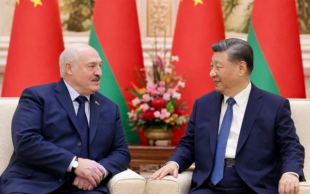 Лукашенко приехал к Си за китайской опорой