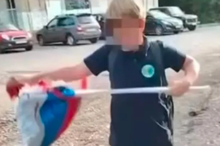 В Самаре школьник надругался над флагом России из-за блокировки игры