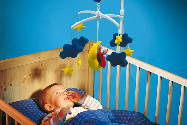 Линзы не вредны, а игрушки над кроваткой могут навредить