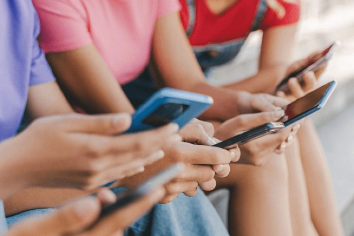 Почему подростки уходят в соцсети и как это уродует их живое общение