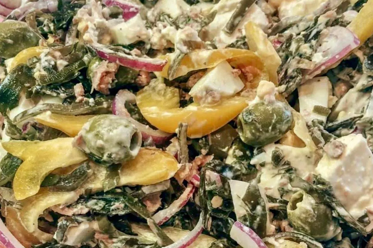 Салат с морской капустой, фетой и оливками: польза йода в каждой ложке