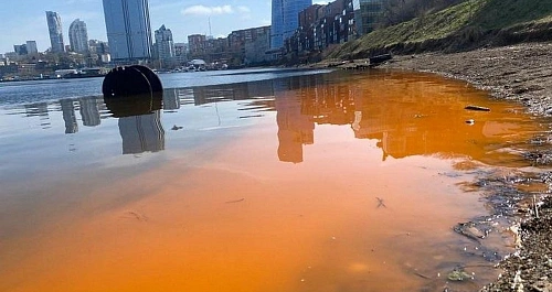 Море во Владивостоке стало оранжевым 