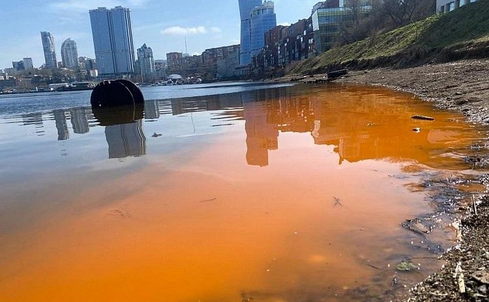 Море во Владивостоке стало оранжевым 