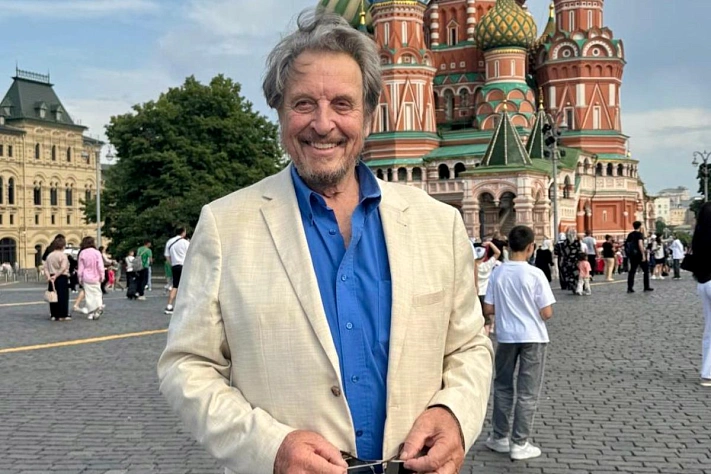Пока внук на пилоне: отец Илона Маска появился на Красной площади