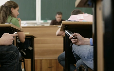 В Общественной палате напомнили о правилах использования мобильных телефонов в школах