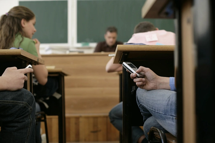 В Общественной палате напомнили о правилах использования мобильных телефонов в школах